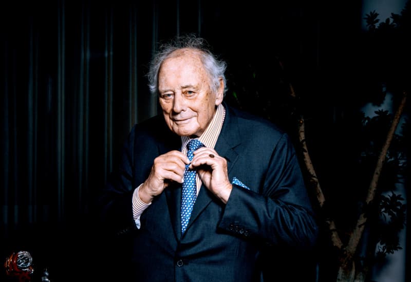 Reinhold Würth, founder of the Würth Group, adjusting his tie