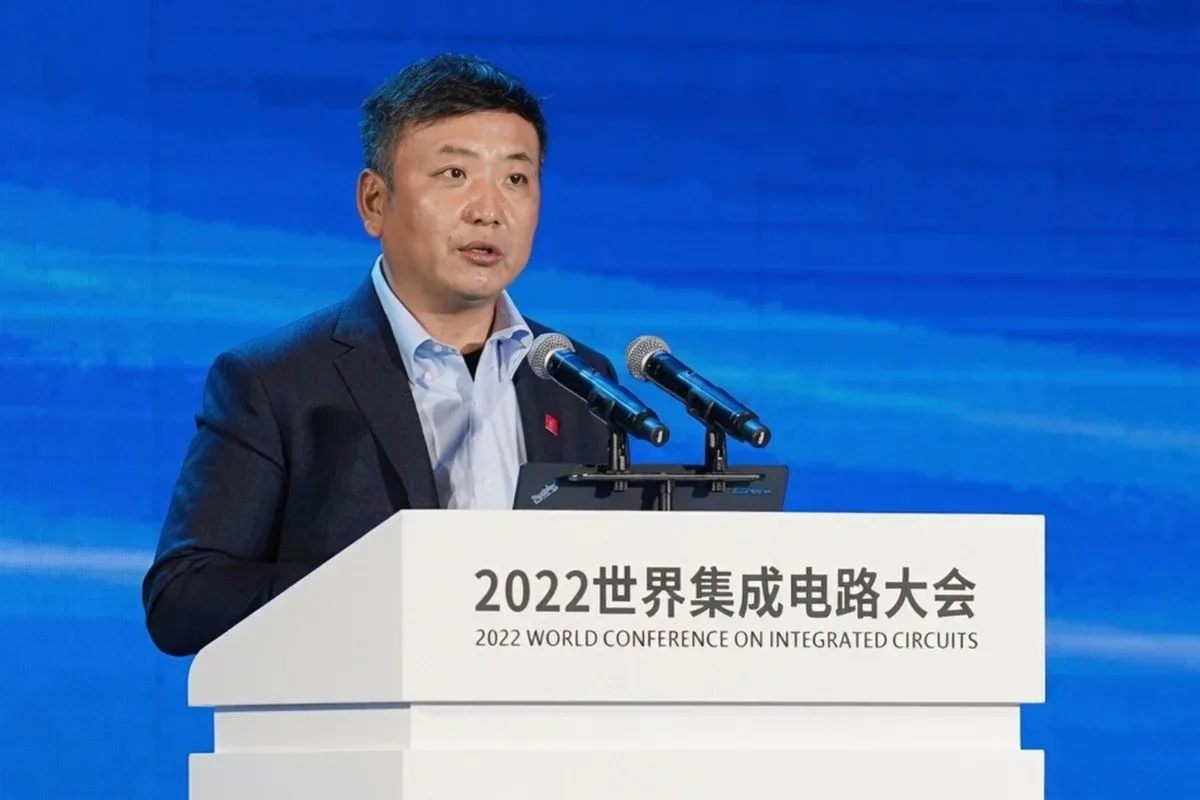 Zhu Yiming, chairman of CXMT, speaking at a podium at a chip industry conference